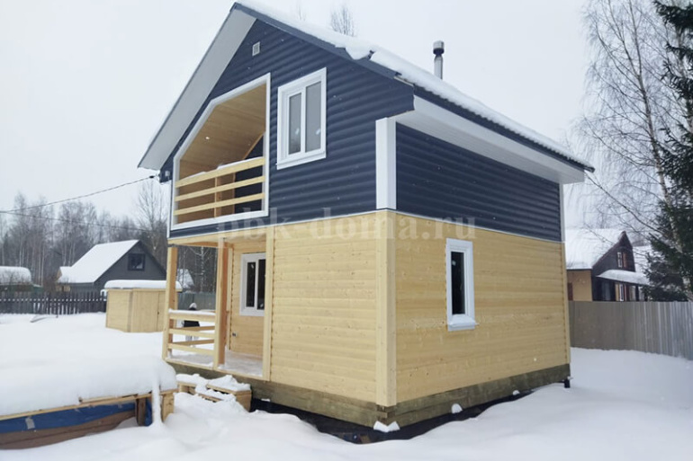 Баня из бруса «Робейка» 6х6 в полтора этажа с террасой