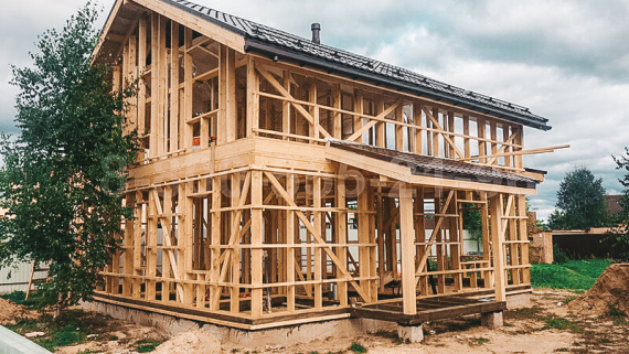 Отзыв о строительстве каркасного двухэтажного дома 10 на 10 м. с эркером.