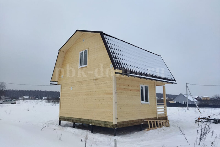 Баня из бруса «Питьба» 6х6 с мансардой, террасой и балконом