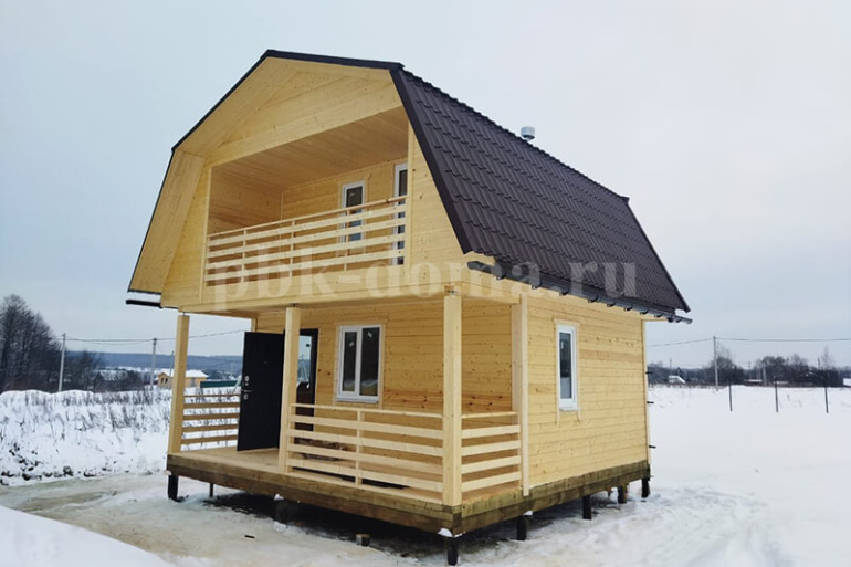 Баня из бруса «Питьба» 6х6 с мансардой, террасой и балконом