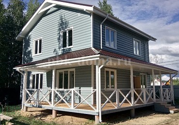 Каркасно-щитовой дом 9 на 9 с угловой террасой.