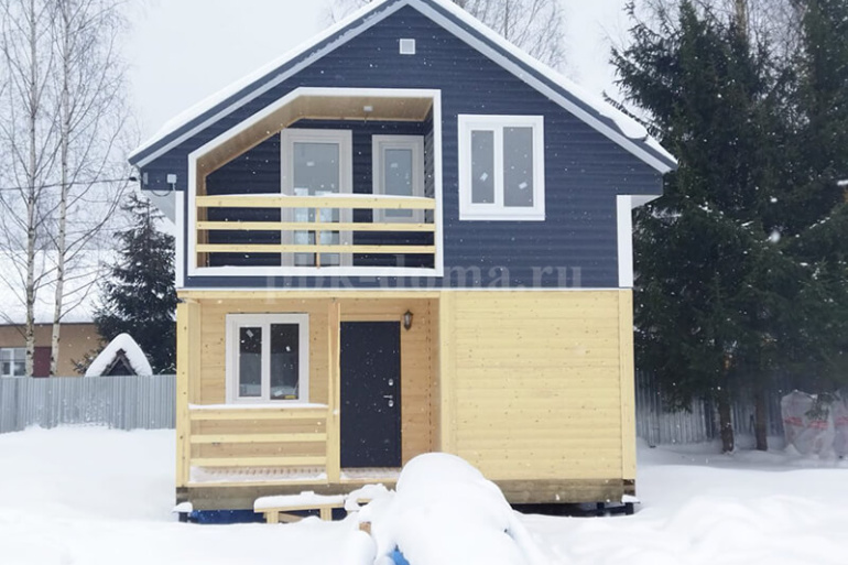 Баня из бруса «Робейка» 6х6 в полтора этажа с террасой